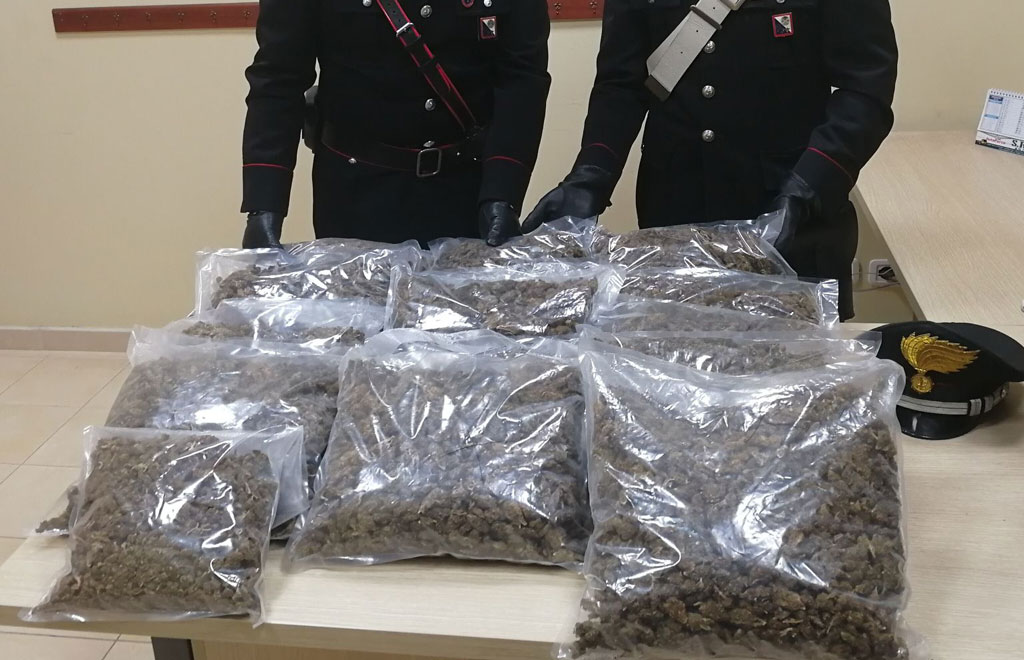 In auto con 11 kg di marijuana, arrestato a Gioia Tauro