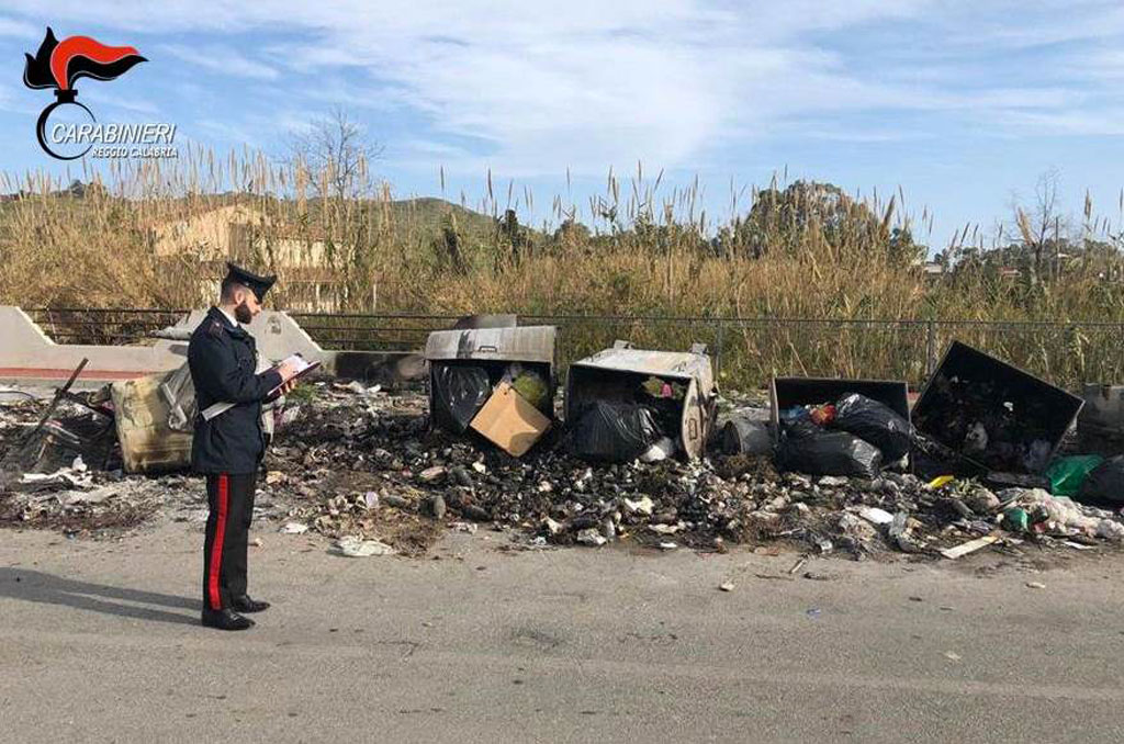 Sorpreso dai carabinieri a bruciare rifiuti, denunciato a Brancaleone
