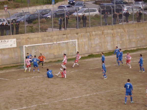 Calcio: Diverse lametine domani in campo tra play-off e play-out