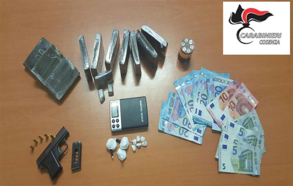 Pistola clandestina e droga in casa, giovane arrestato a Cosenza