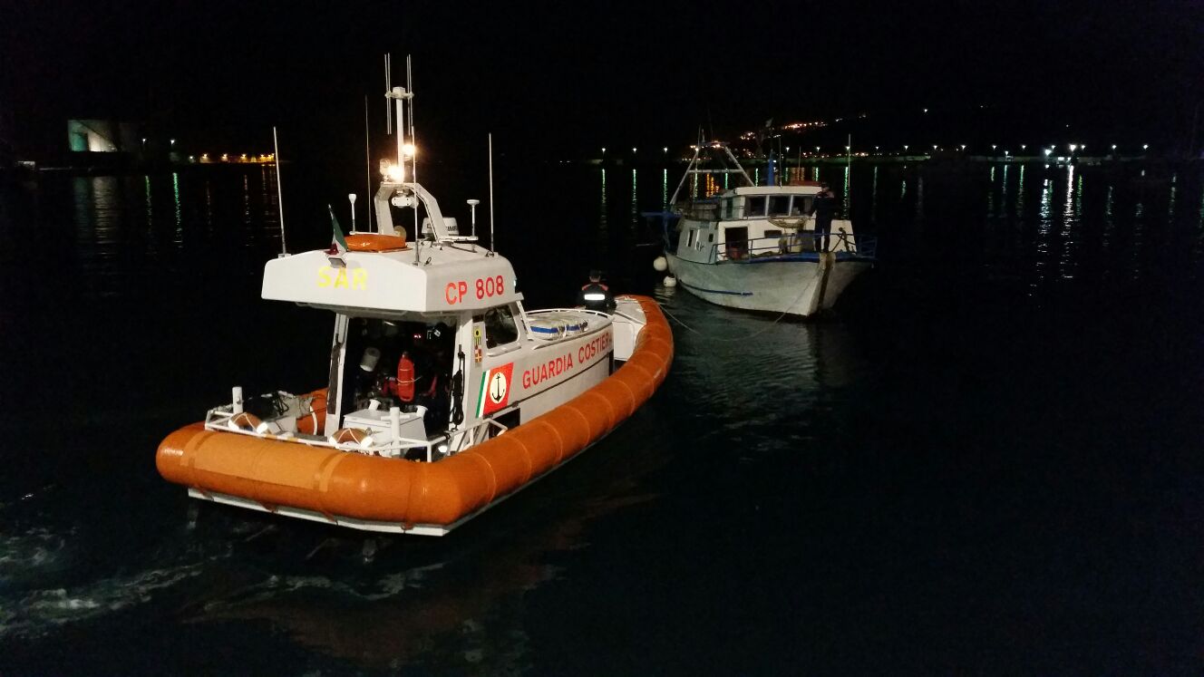 Guardia Costiera Vibo recupera motopesca alla deriva