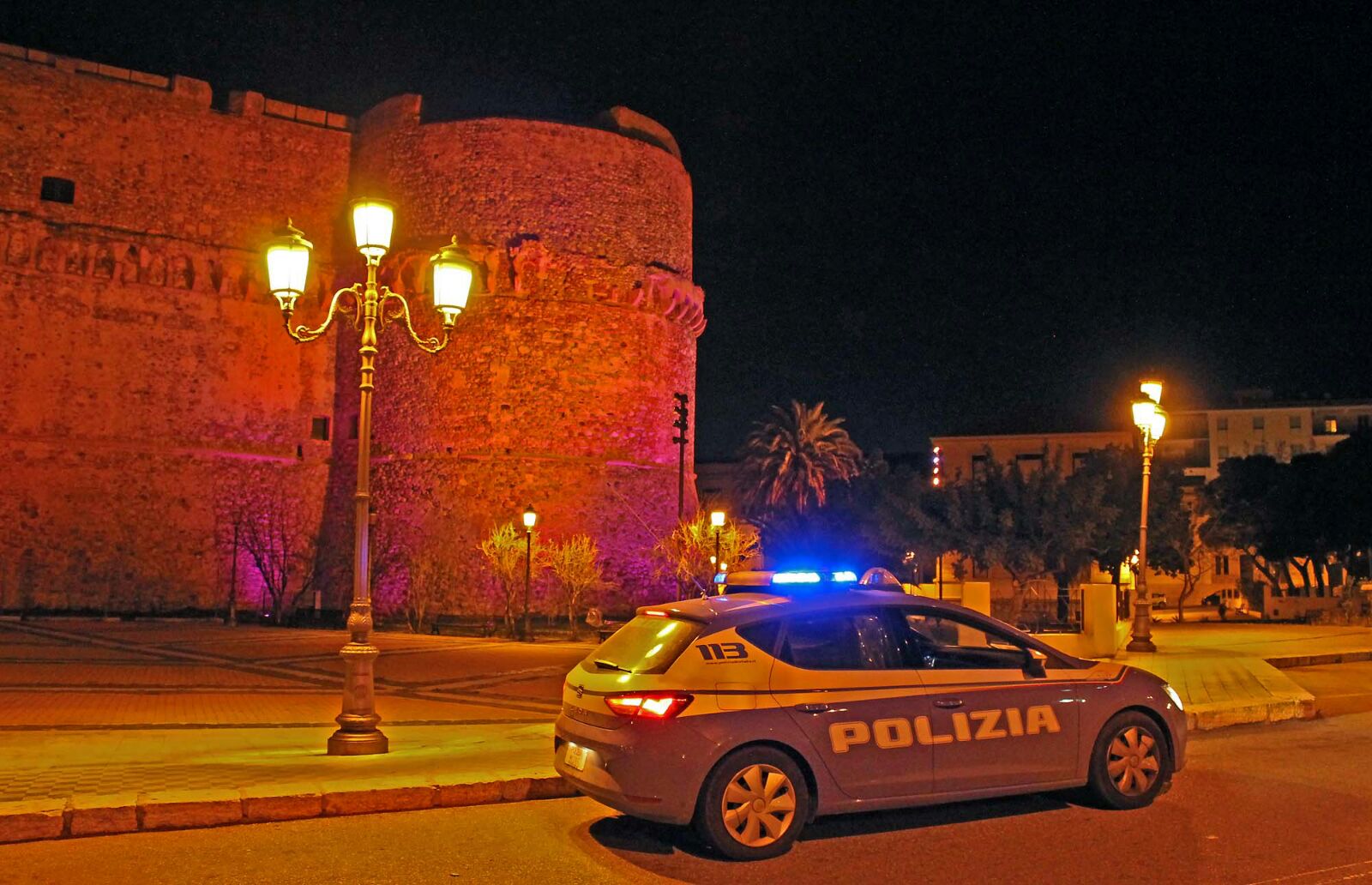 Forzano portone d'ingresso ed entrano nel castello aragonese, arrestati due reggini