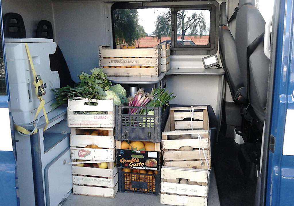 Lamezia, Polizia Locale sequestra 120 chili di frutta e verdura e anche un quintale di cibo proveniente dall’Ucraina