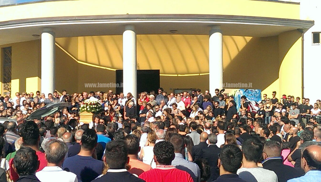 Lamezia, l’ultimo saluto al 22enne Mattia