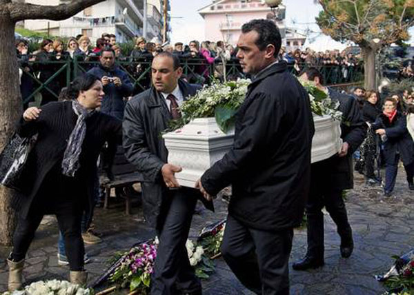 Calabria: Funerali Cassano, palloni e confetti per ultimo saluto Cocò 
