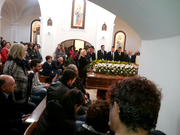 Omicidio madre e figlia: in centinaia partecipano a funerali 
