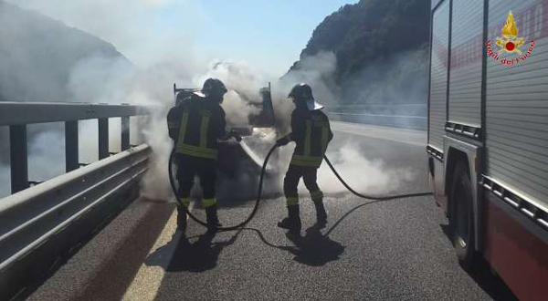 In fiamme furgone nel reggino