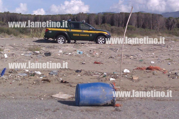 Lamezia: Ritrovato fusto sospetto su spiaggia Curinga