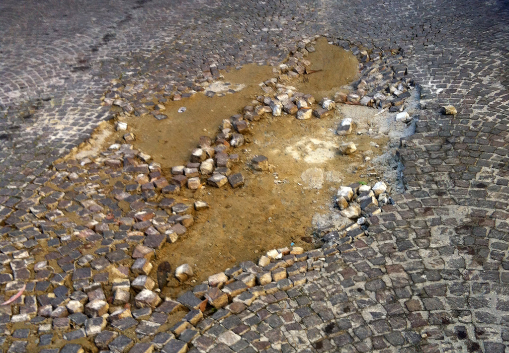Lamezia, sanpietrini saltati e buche in via Giuseppe Verdi