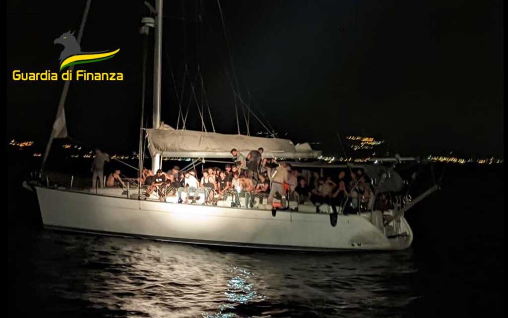 A Roccella Ionica Gdf roan Vibo intercetta imbarcazione a vela di migranti