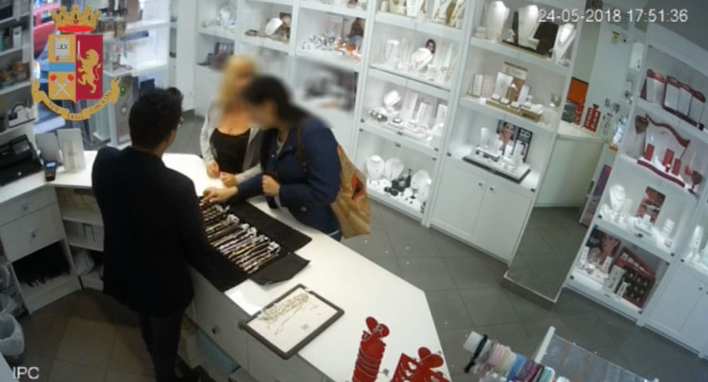 Furto in gioielleria nel reggino, ladri riconosciuti grazie ai social: 3 arresti della Polizia - VIDEO