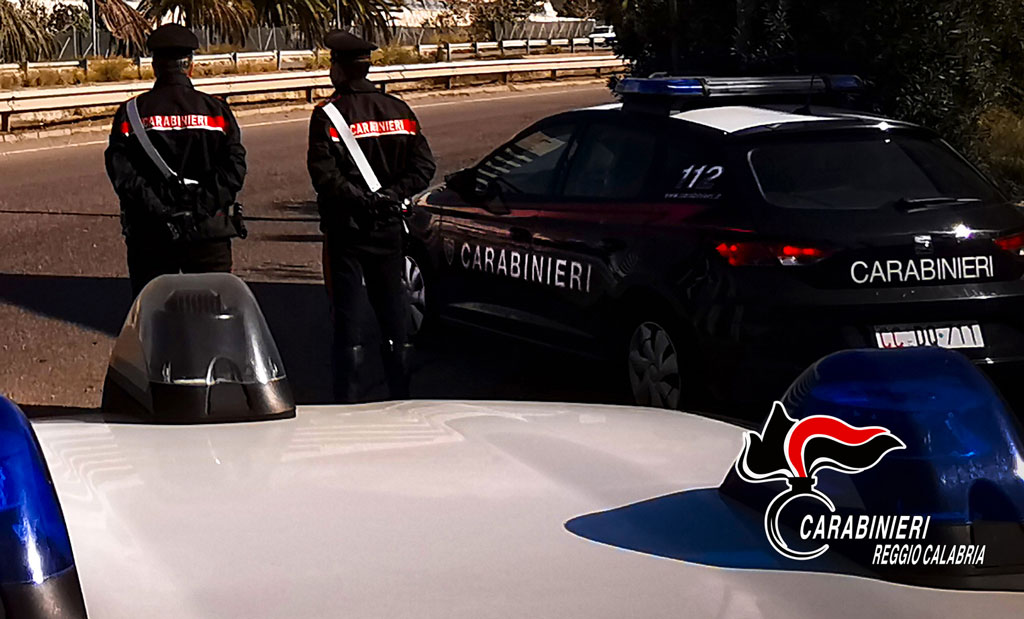 Rubano generi alimentari e cosmetici in negozio a Gioiosa Ionica, arrestate 3 donne