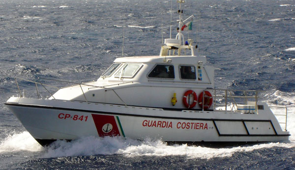 Operazione mare sicuro, due bagnanti in difficoltà soccorsi dalla guardia costiera nel cosentino