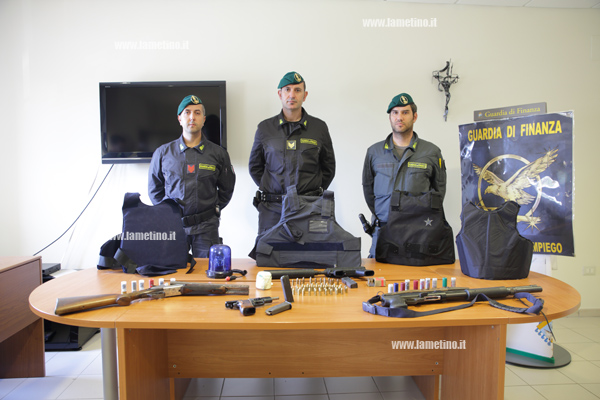 Scoperte armi e munizioni in borsone, sequestrato arsenale