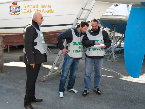 Calabria: Fiamme gialle scoprono truffa furto imbarcazione, denunciati responsabili