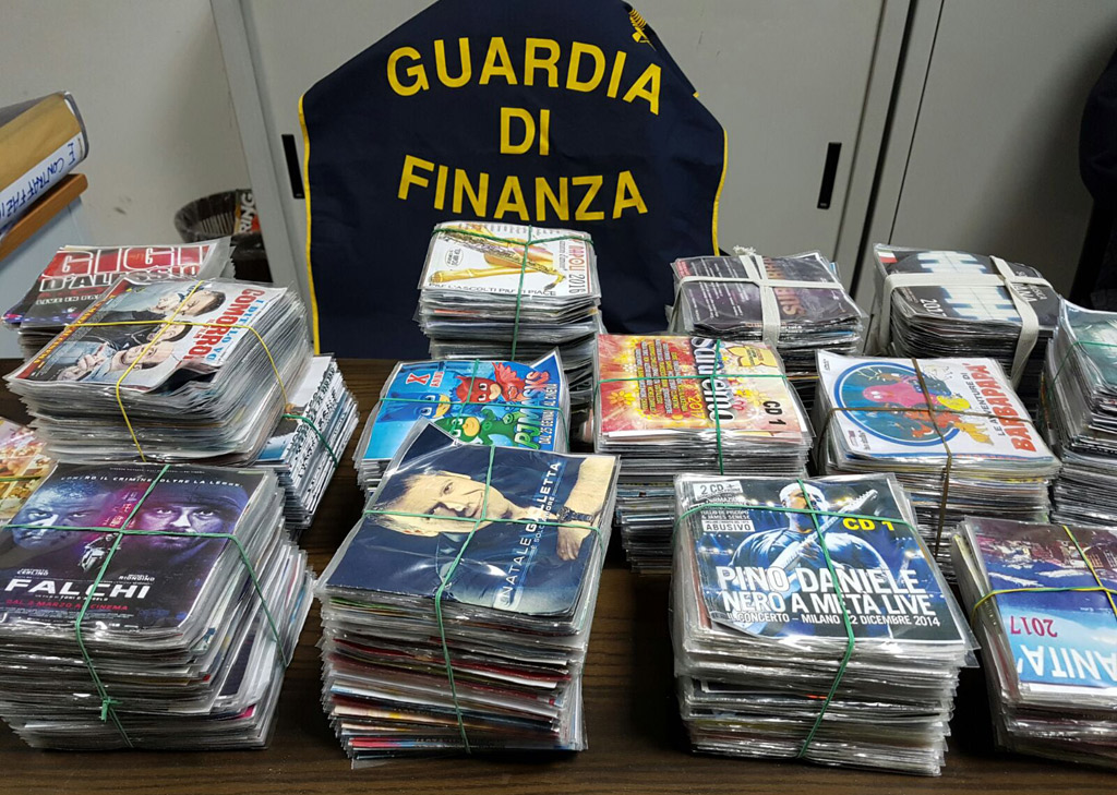 Sequestrati migliaia di capi contraffatti alla Fiera di San Giuseppe dalla Gdf Cosenza