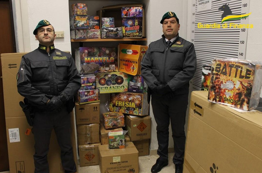 Sequestrati 900 chili di artifici pirotecnici illegali nel Reggino: tre denunce