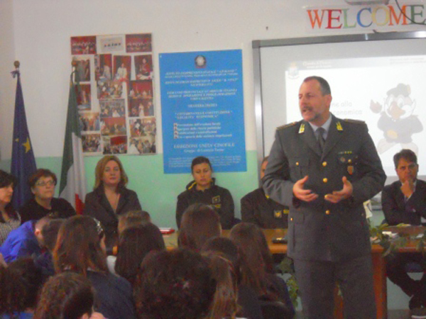 Calabria, a scuola con Guardia di finanza per progetto: “Educazione alla legalità economica” 