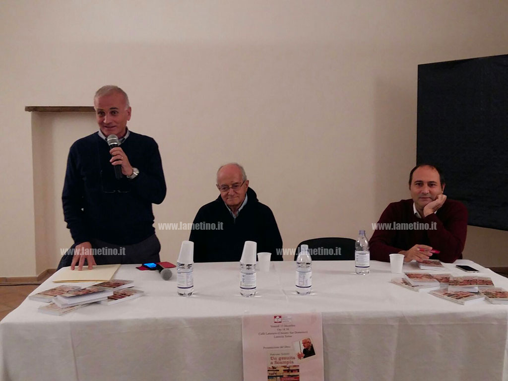 Lamezia, presentato "Un gesuita a Scampia" il libro di padre Fabrizio Valletti: "È possibile trovare il bene in tutte le cose"