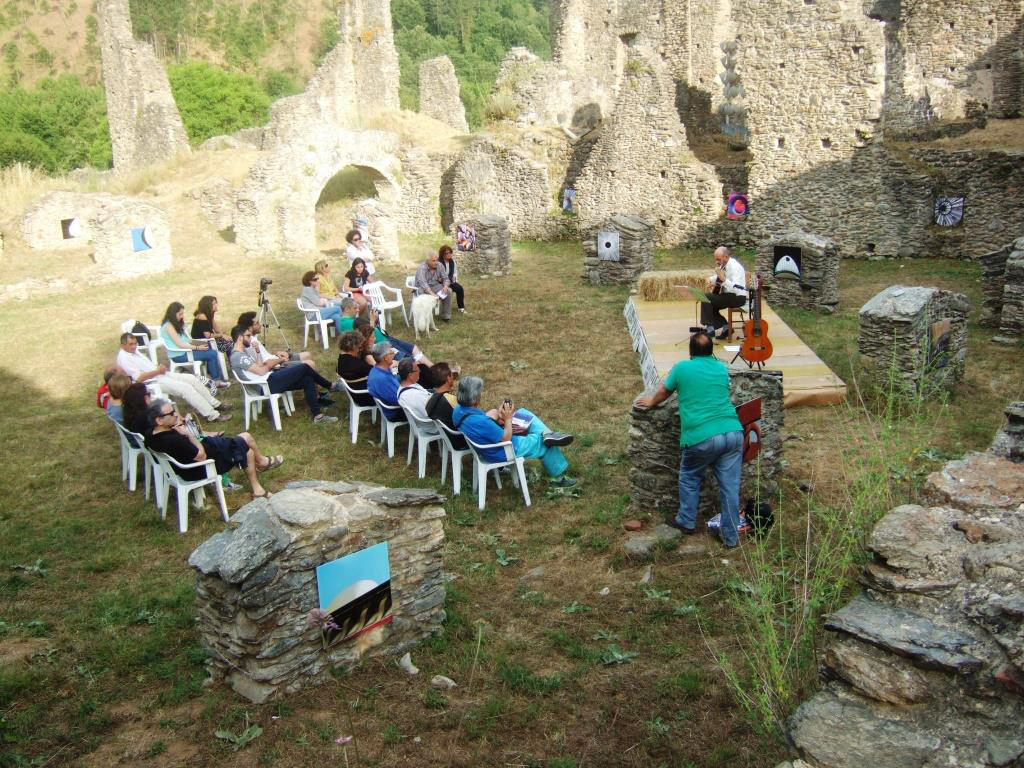 “Chitarre e oltre”, opere fotografiche di Longo e Cimorelli esposte all’Abbazia di Corazzo