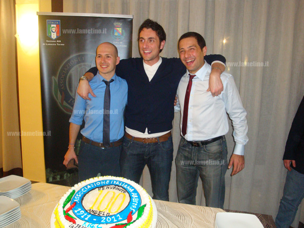 Giancola_davanti_la_torta_celebrativa_dellevento_assieme_agli_assistenti_Can_D_Angotti_e_Vecchi_copia