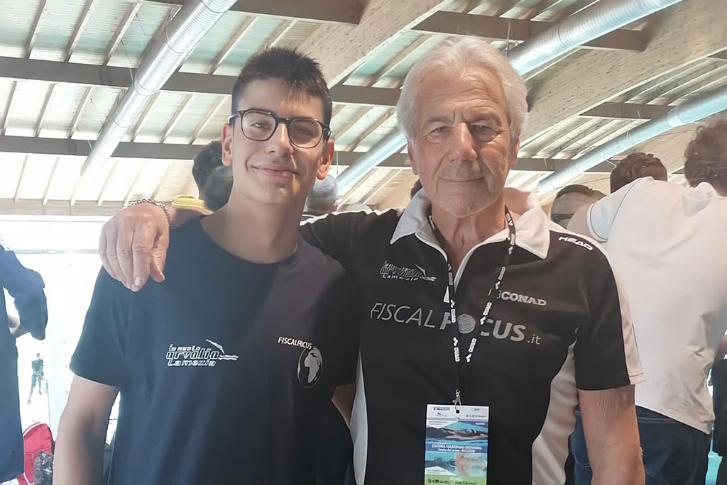 Lamezia, Gianluca Pittelli dell’Arvalia Nuoto dona alla famiglia di Massimo Borracci medaglie vinte ai Campionati Italiani