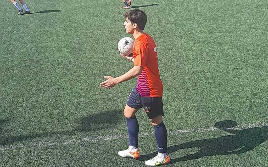 Calcio, il giovane lametino Davide Gigliotti pronto a guidare la difesa dell'Under 17 del Cosenza Calcio