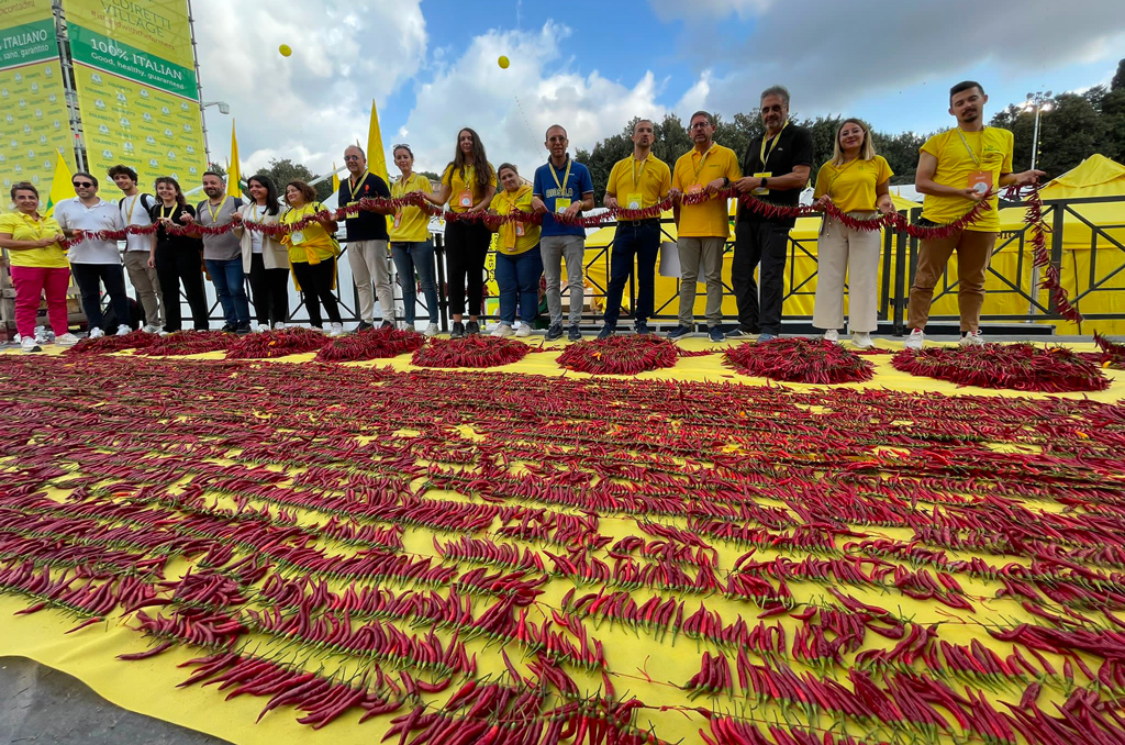 Gli-operatori-che-hanno-confezionato-la-collana-da-Record_1c48d.jpg