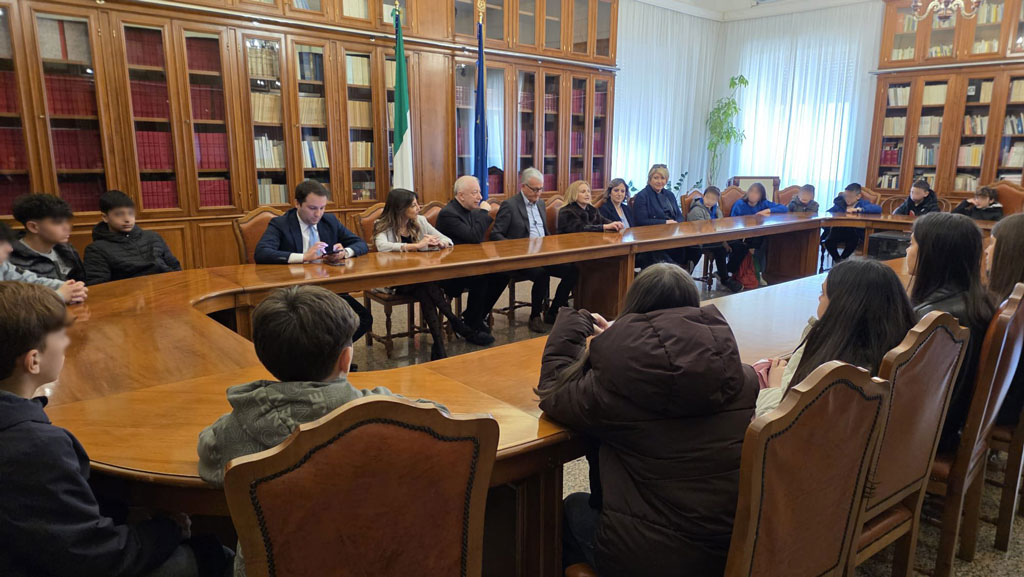Gli-ufficiali-di-governo-dialogano-con-i-ragazzi_f8f68.jpg