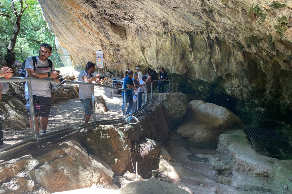Grotta-del-Romito_9208e.jpg