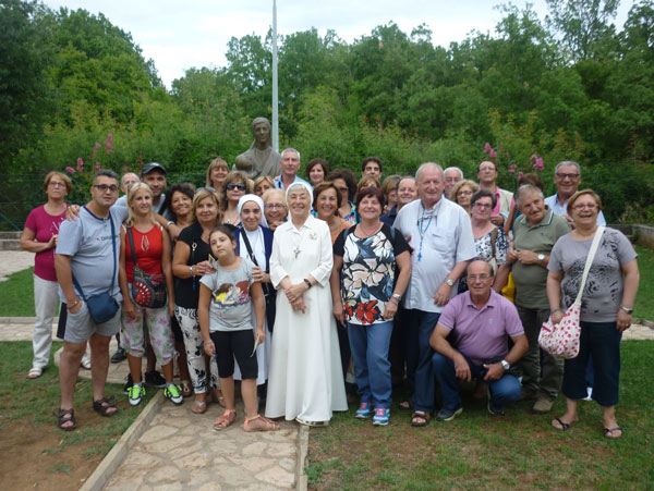 Gruppo-di-preghiera-di-Lamezia-con-Suor-Cornelia-e-don-Pino-Latelli-Medjugorje-2015.jpg