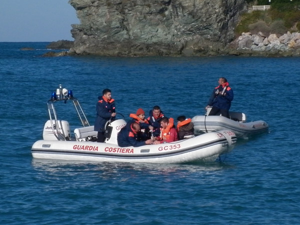 Guardia-costiera-monitora-con-studenti-Ipsia-dic-2013-2.jpg