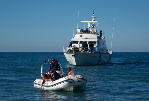 Calabria: Studenti Ipsia con guardia costiera e Arpacal monitorano litorale Amantea