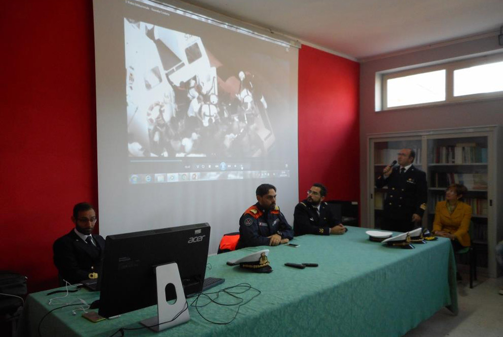 La Guardia Costiera a scuola con gli studenti di Nicotera