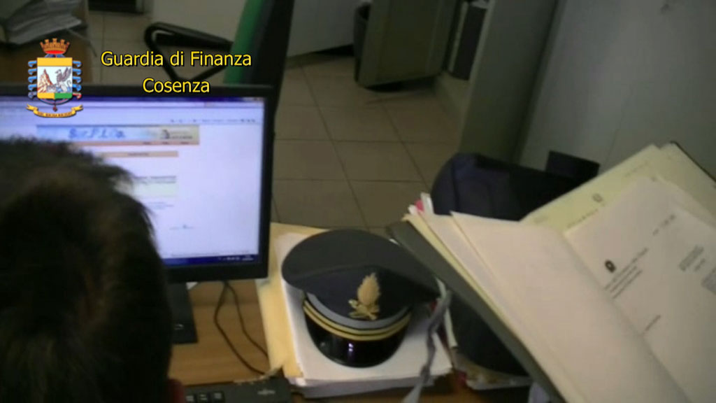 Scoperta falsa invalida a Rossano che guidava e andava a lavoro: sequestrati beni per 180mila euro 