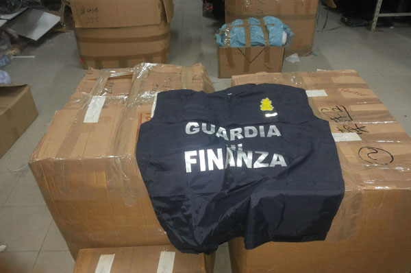 Calabria: Sequestrati abiti con marchi falsi e giocattoli pericolosi