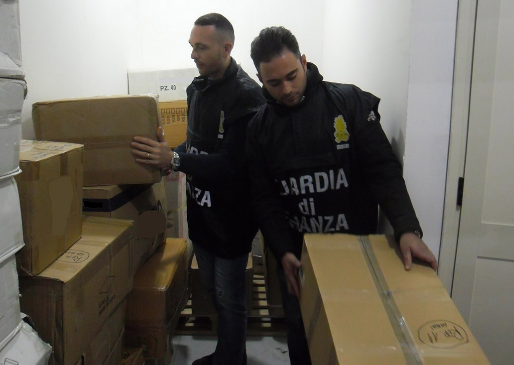 Guardia di Finanza sequestra 11mila articoli e giocattoli pericolosi nel vibonese 