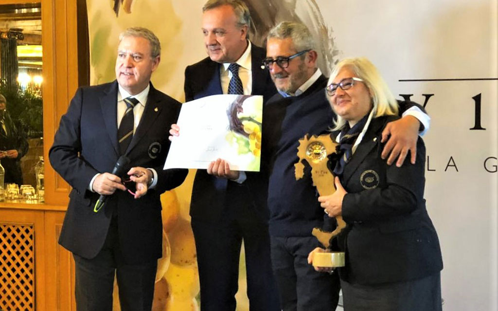 GuidaVitae2019premiazioneTastevin-a-Eugenio-Muzzillo,-Cantina-Terre-del-Gufo2018.jpg