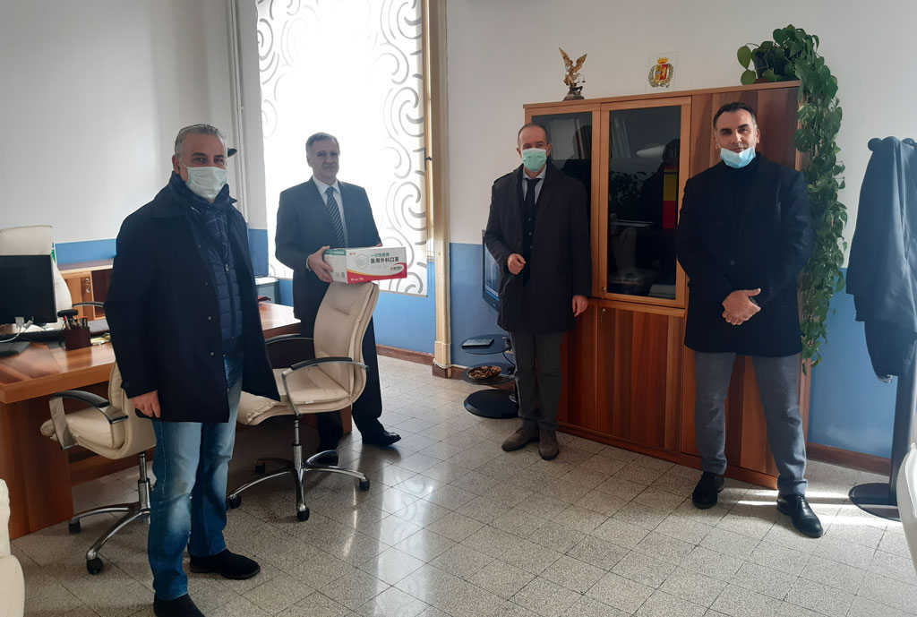 Coronavirus, Fsp e Siulp donano mascherine a questura Catanzaro