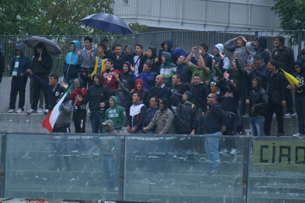 I-TIFOSI-DELLA-EST-NONOSTANTE-IL-MALTEMPO-CHE-IMPERVERSAVA-INCITA-LA-VIGOR-