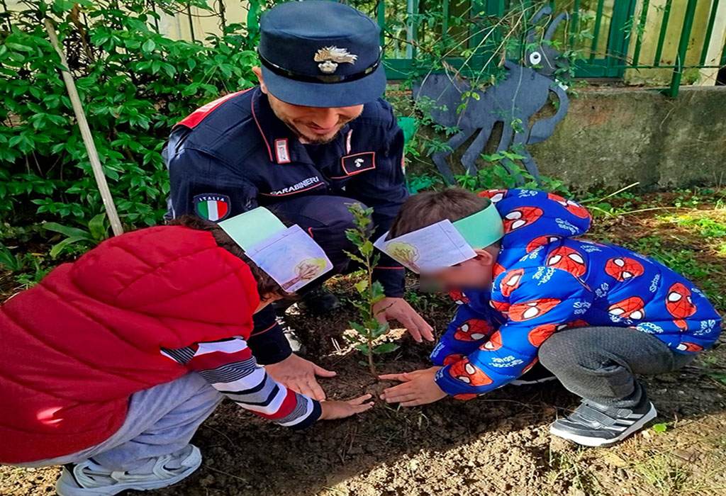 I-bambini-piantumano-gli-alberelli_f65fd.jpg