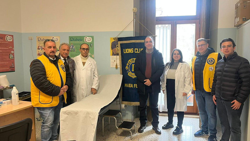 I-soci-Lions-e-i-rappresentanti-del-Comune-nella-sede-del-Polo-sanitario-di-Maida_73303.jpg