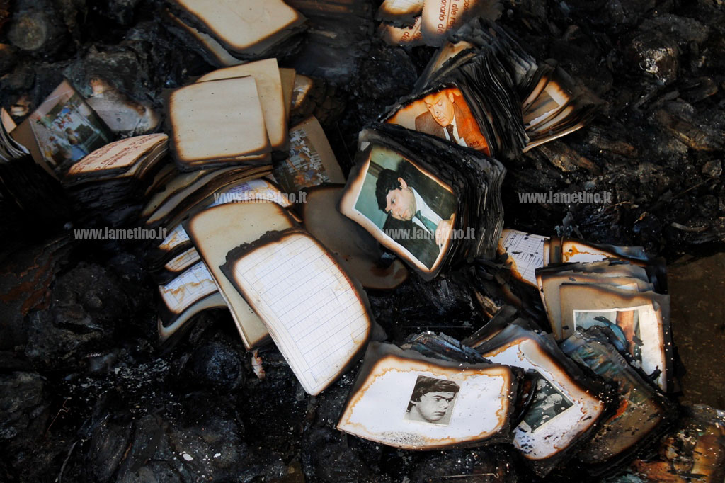 IL-LOCALE-SEMIDISTRUTTO-DALLE-FIAMME-CON-LE-CASSETTE-foto8.jpg