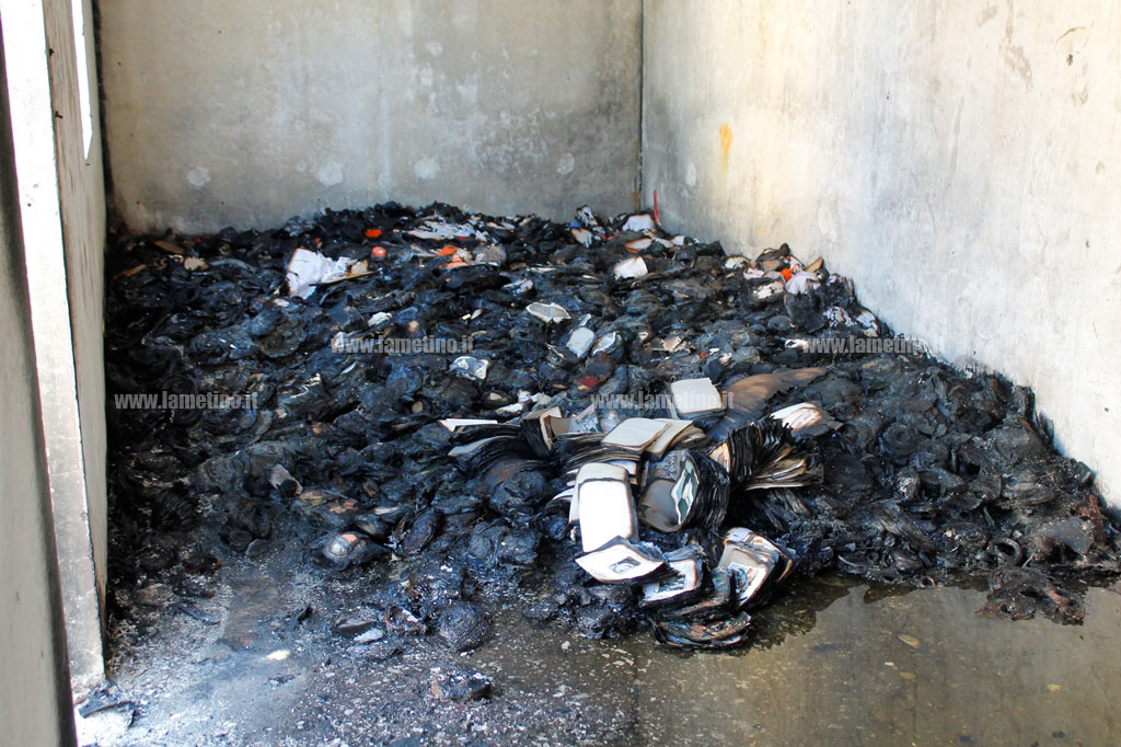 IL-LOCALE-SEMIDISTRUTTO-DALLE-FIAMME-CON-LE-CASSETTE-foto9.jpg