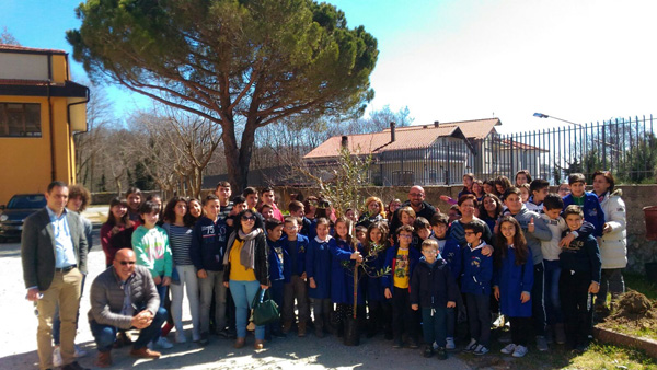 Festa degli alberi nelle scuole per celebrare l’arrivo della primavera a Serrastretta 