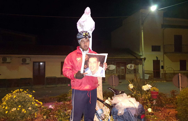 Andrea percorrerà la SS 106 in bici in memoria delle vittime 
