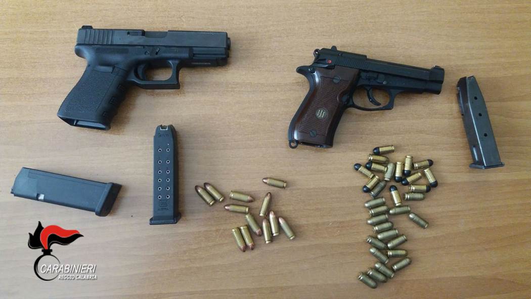 Armi e munizioni trovate nel sottotetto di uno stabile a Reggio Calabria