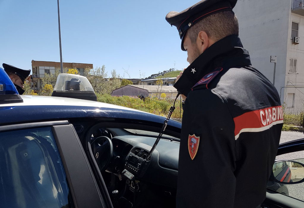 Atti osceni davanti a ragazzine, arrestato 50enne a Crotone