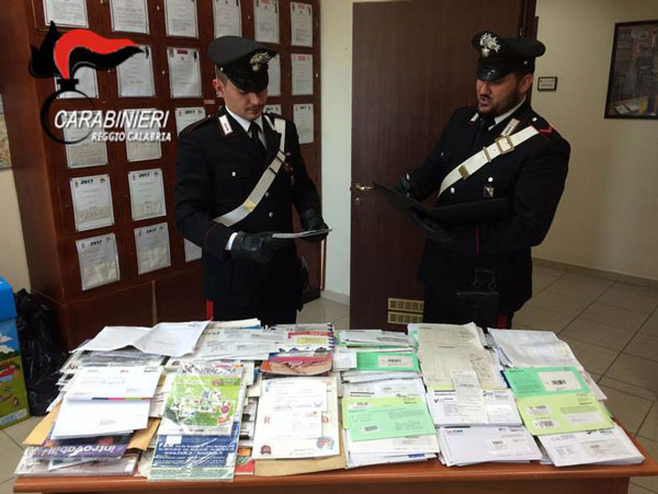 Non recapitava la posta e aveva in casa 40 kg di lettere, denunciato 39enne a Locri