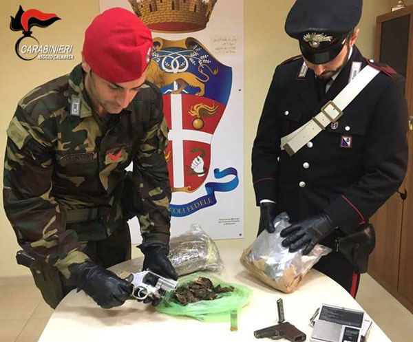 Detenzione illecita di armi e droga, in manette padre e figli a Rizziconi